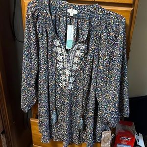 BRAND NEW STITCH FIX floral blouse.lightweigh, machine washable.
